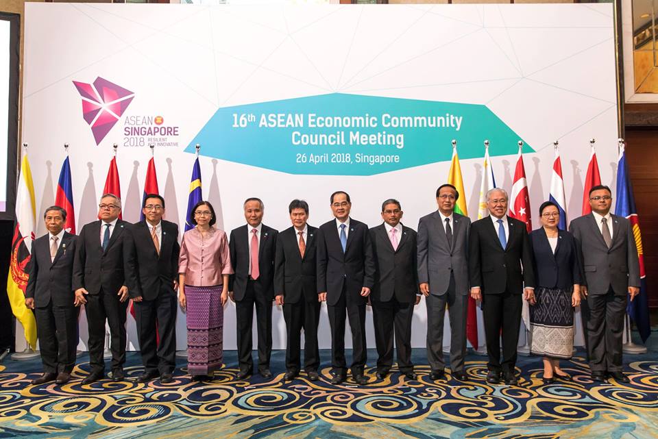 Minister Lim Hng Kiang and his ASEAN counterparts participating in the 16th ASEAN Economic Community (AEC) Council Meeting in Singapore. The council members took stock of AEC’s accomplishments and exchanged views on pertinent economic issues which confront the region. 