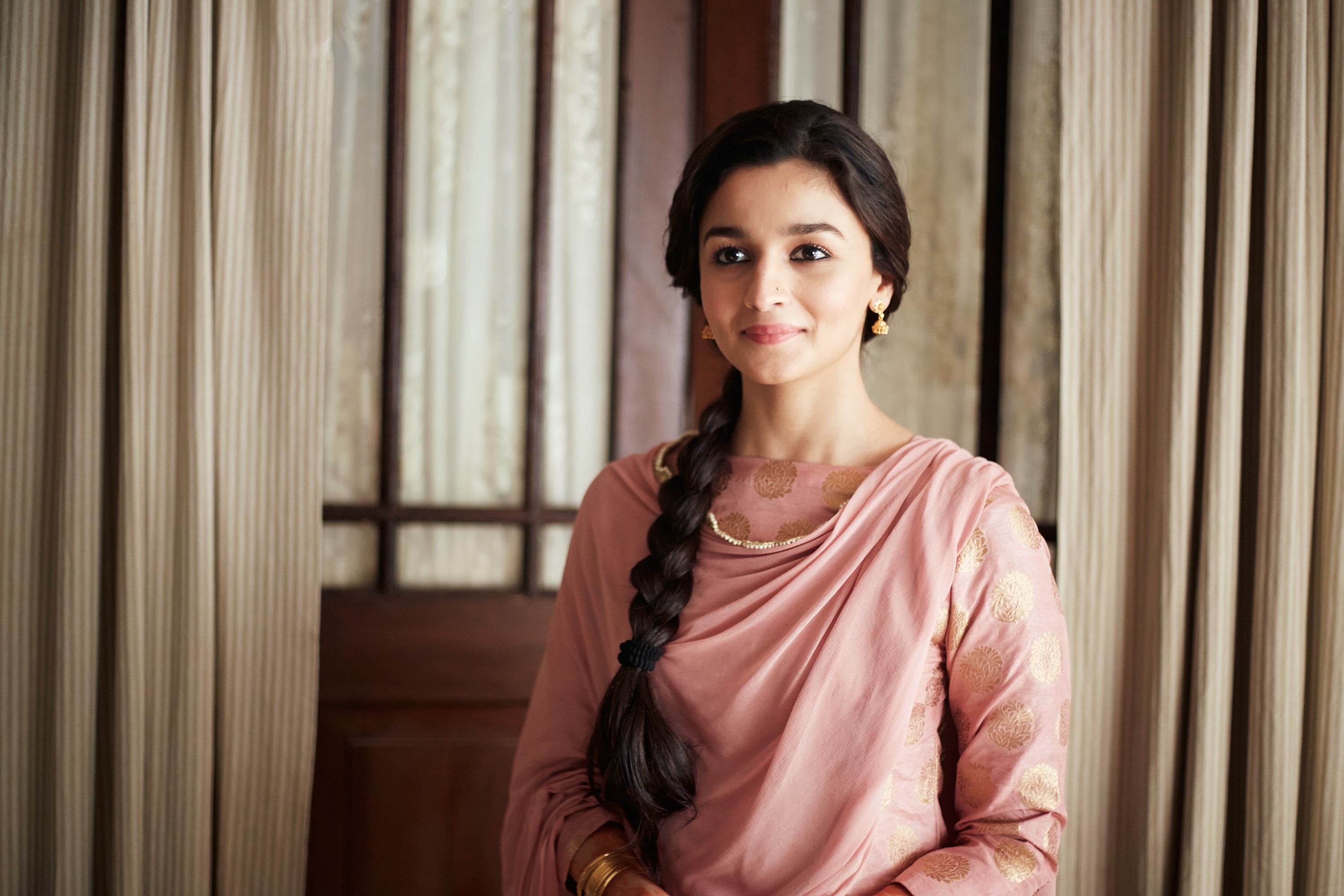 The protagonist Sehmat, played by Alia Bhatt, transforms into an Indian spy on the order of her father. 
