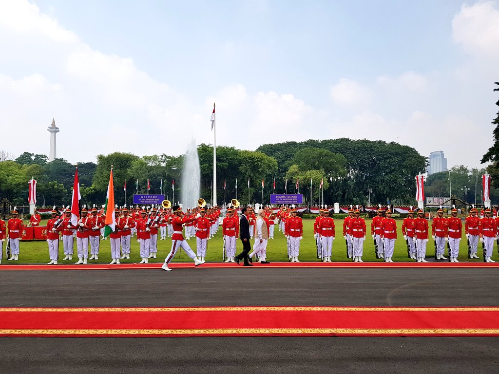 Indian Prime Minister Narendra Modi inspecting guard of honour at the Merdeka Palace. Indonesian President Joko Widodo is also along with him. Photo courtesy: Twitter page of MEA
