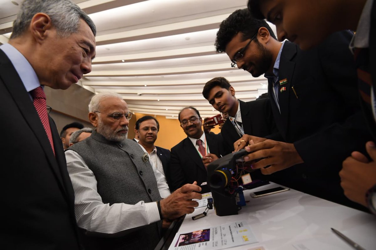 Indian Prime Minister Narendra Modi and Prime Minister of Singapore Lee Hsien Loong visiting the India-Singapore Enterprise and Innovation Exhibition. Entrepreneurs demonstrated frontier technologies in the exhibition. 