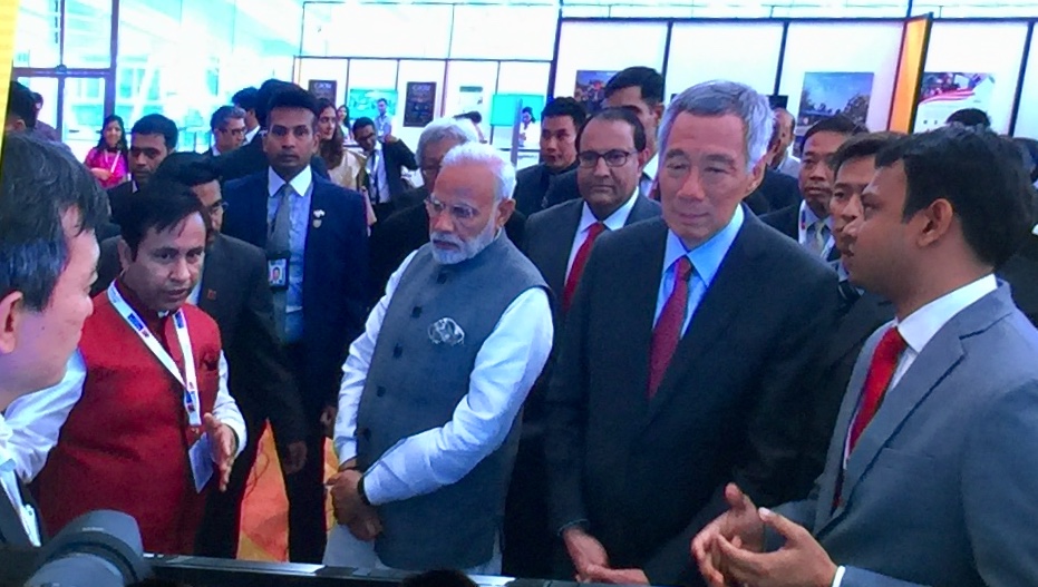 PM Modi (left) and Singapore PM Lee Hsien Loong interacting with innovators at an exhibition of 30 innovation and startup firms from India and Singapore. Photo: Connected to India 