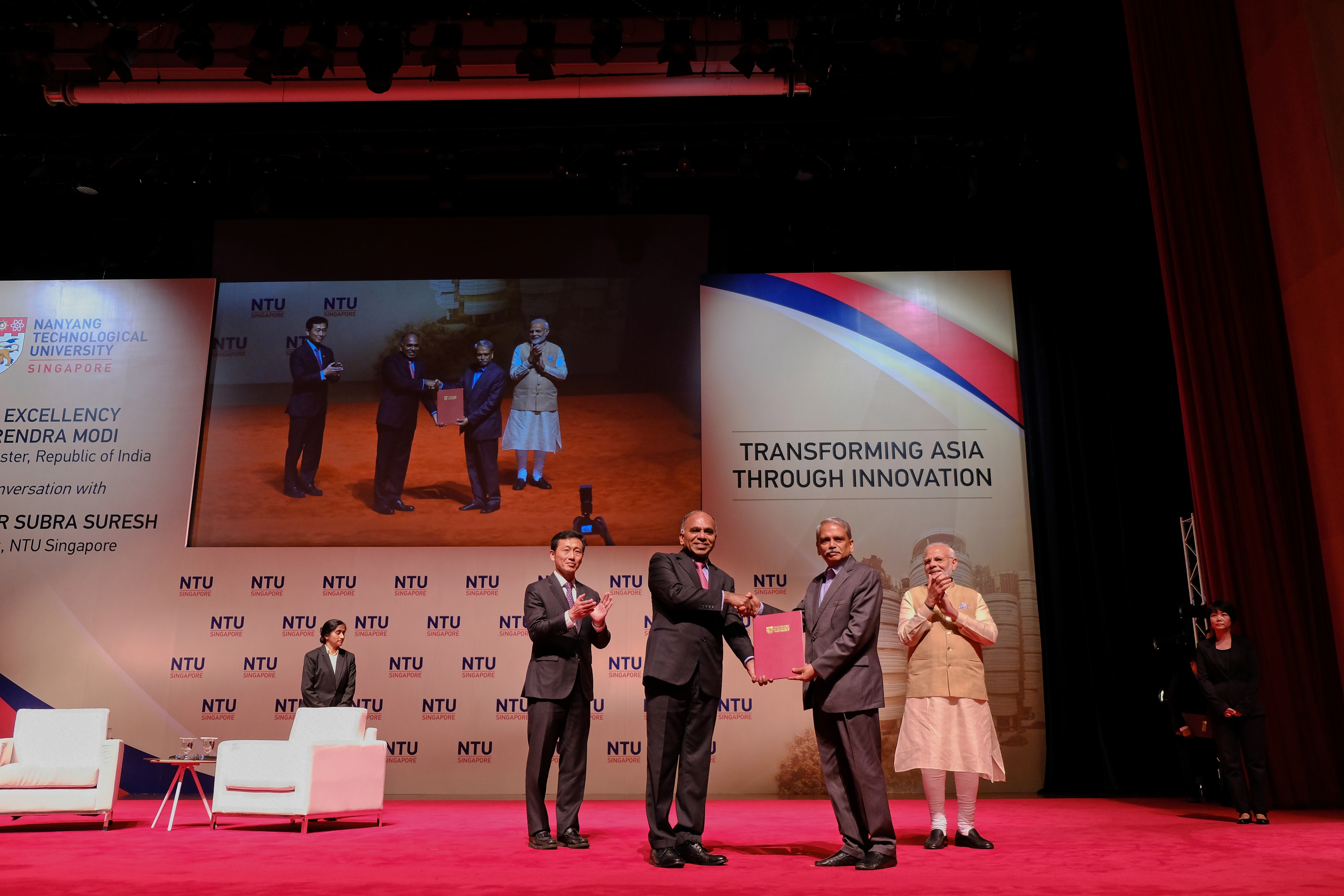 PM Narendra Modi and Minister Ong Ye Kung witnessing the historic gift from Mr Kris Gopalakrishnan