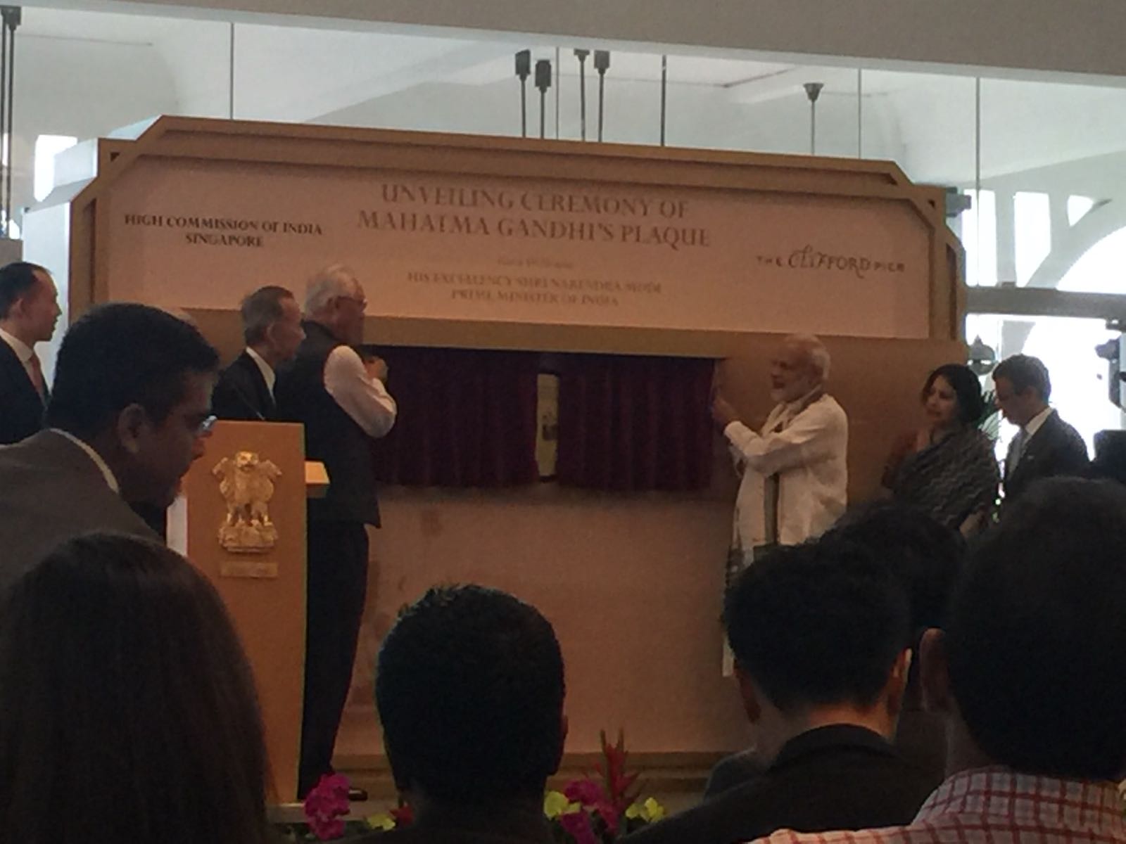 Indian PM Narendra Modi unveiling the plaque commemorating Mahatma Gandhi at the Fullerton Hotel on Clifford Pier