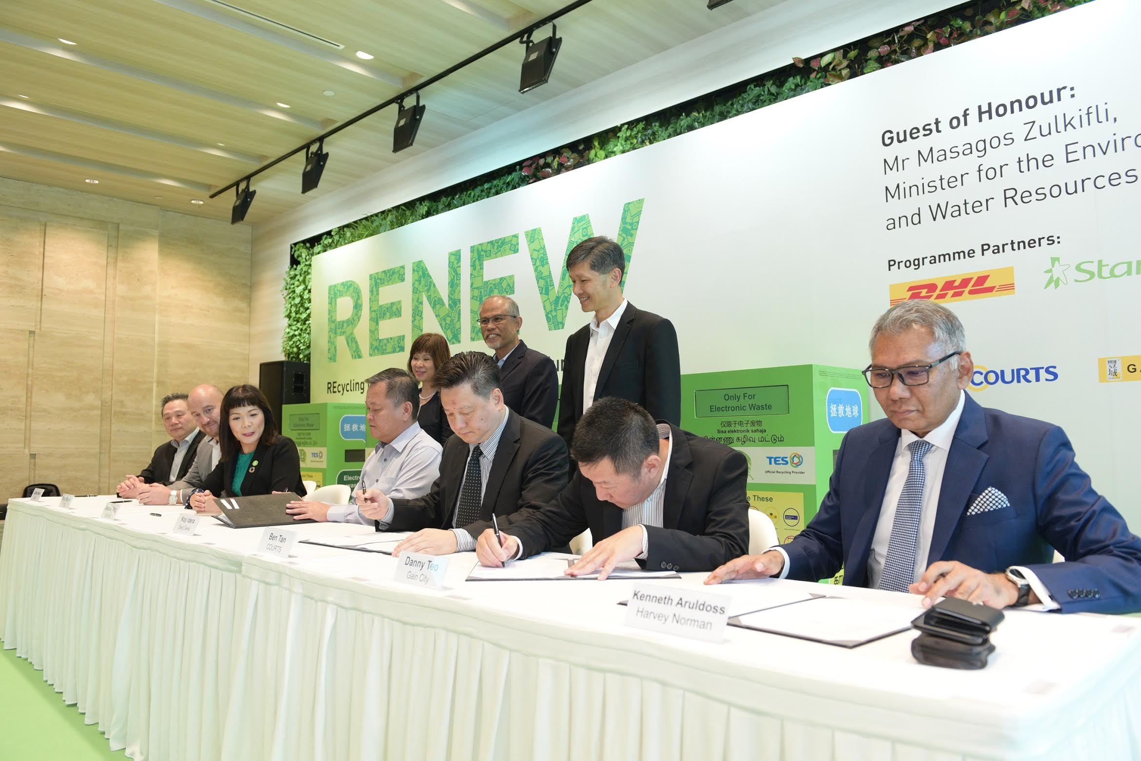 Signing of MOU between retailers, StarHub, DHL and TES. Photo courtesy: Starhub.