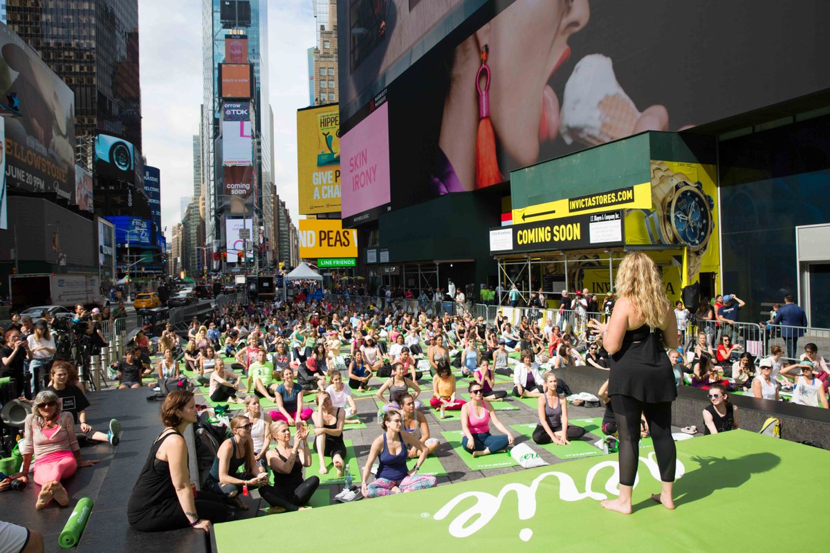 Yoga enthusiasts gathered at Times Square for the IDY 2018 celebrations. Photo courtesy: Twitter/@TimesSquareNYC