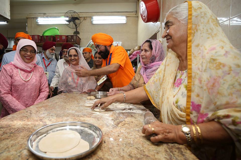 President Halimah Yacob visiting the langar area of the gurdwara where free vegetarian meals are prepared at SGSS’ kitchen. 