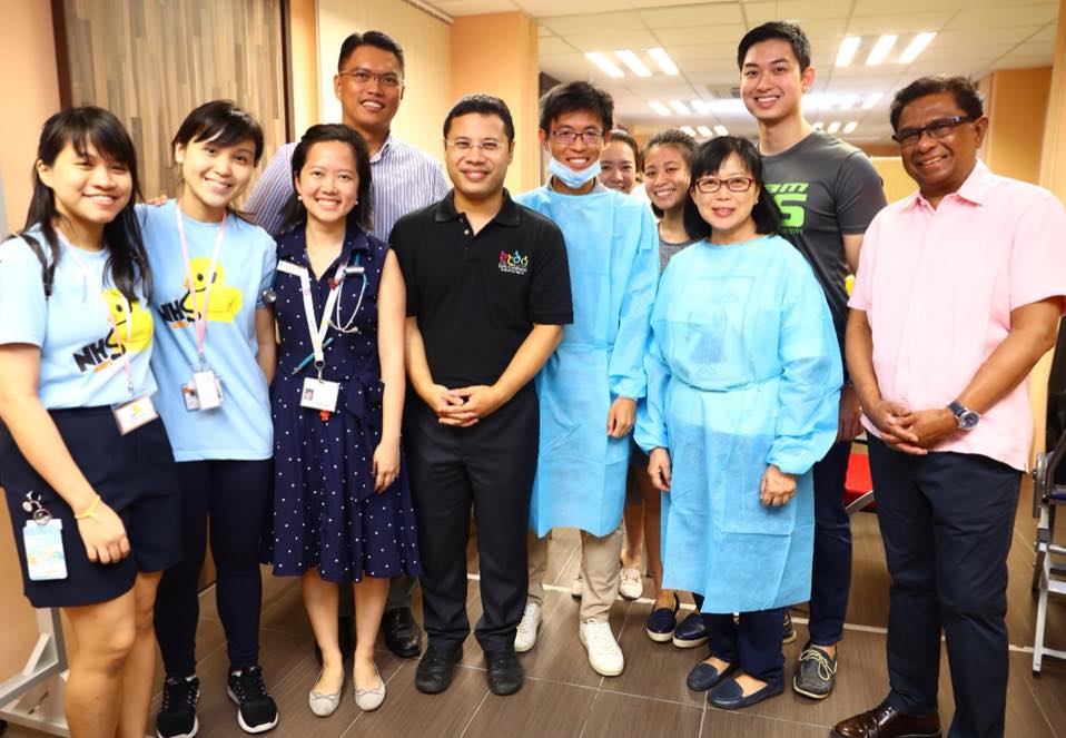 Desmond Lee, Social and Family Development Minister of Singapore, along with the volunteers and healthcare staff. 