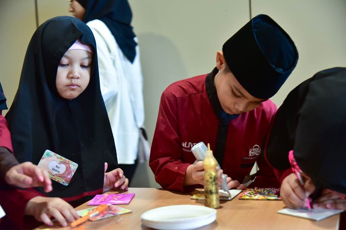 Little students participating in coaster magnet design workshop in Singapore. Photo courtesy: MUIS