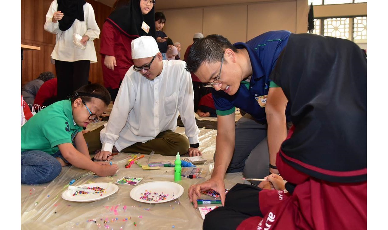 Esa Masood, deputy chief of MUIS helping the students at the workshop. Photo courtesy: MUIS