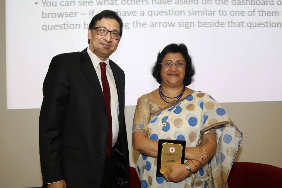 Former SBI Chairman Arundhati Bhattacharya (right) with an award presented to her by Prof Nilanjan Sen of NTU, the President of Jadavpur University Alumni Association Singapore. Photo courtesy: Rahul Singh