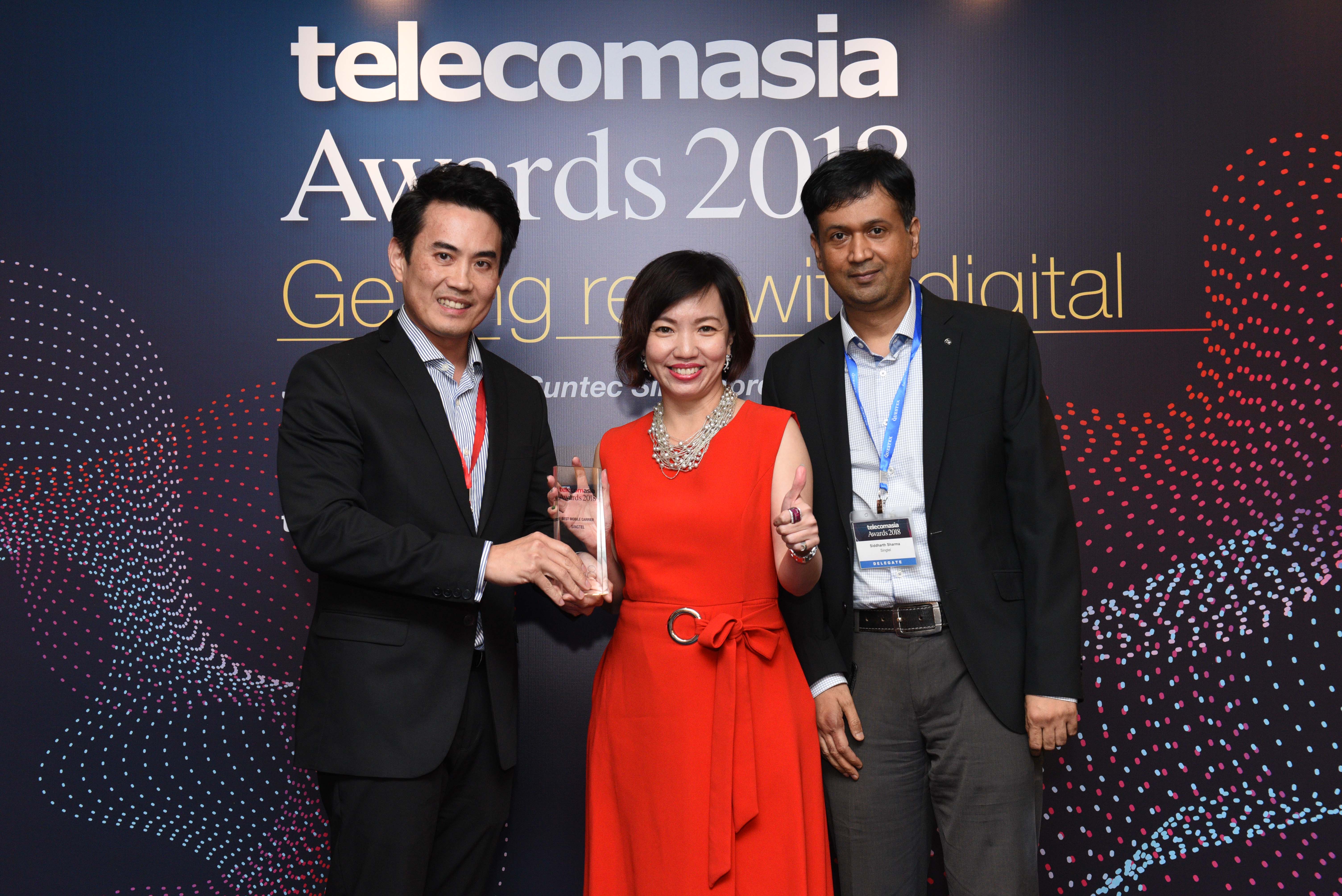 (Middle) Siok Hoon Gan, Vice President, Mobile Marketing & Sales, and (right) Siddharth Sharma, Head, Product Marketing, Prepaid & Postpaid, Singtel, receive the award from (left) Juvanus Tjandra, Partner Head of Telco Media & Technology Industry Sector, KPMG. Photo courtesy: Telecom Asia Awards