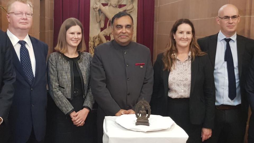 HCI UK YK HE YK Sinha (centre) with members of Scotland Yard and the Buddha statue in India House in London. Photo courtesy: Twitter 