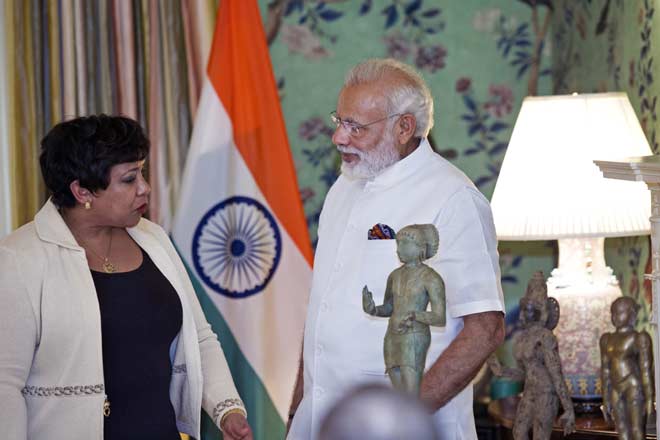 The US Attorney General Loretta Lynch handing over 200 ancient artefacts to Indian Prime Minister Narendra Modi (right). Photo courtesy: MEA 