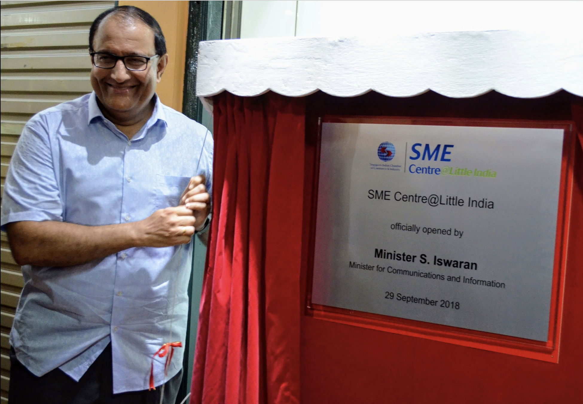 S Iswaran, Minister of Communications and Informartion unveiling the plaque at the SME Centre in Little India arcade Photo: Connected to India