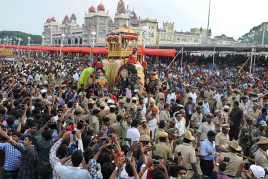 In the Dasara procession, idol of the Goddess Chamundeshwari is placed in a golden howdah on the top of a decorated elephant. Photo courtesy: Wikimedia