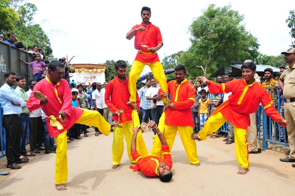 Artists showing acrobatics during the Dasera procession. Photo courtesy: karnatakatourism.org