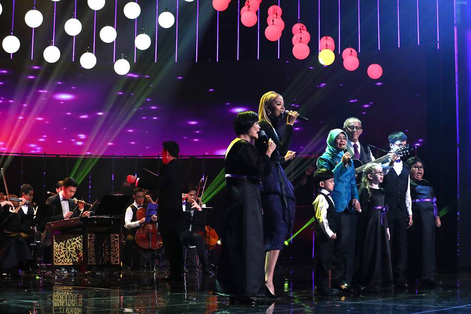 President of Singapore Halimah Yacob singing along with singer Aisyah Aziz, visually-handicapped singer Wai Yee and the Purple Choir Kids. Her husband Mohamed Abdullah Alhabshee plays the guitar along with the Purple Symphony, Singapore's largest inclusive orchestra that includes musicians with special needs. Photo courtesy: Facebook page of President Halimah 