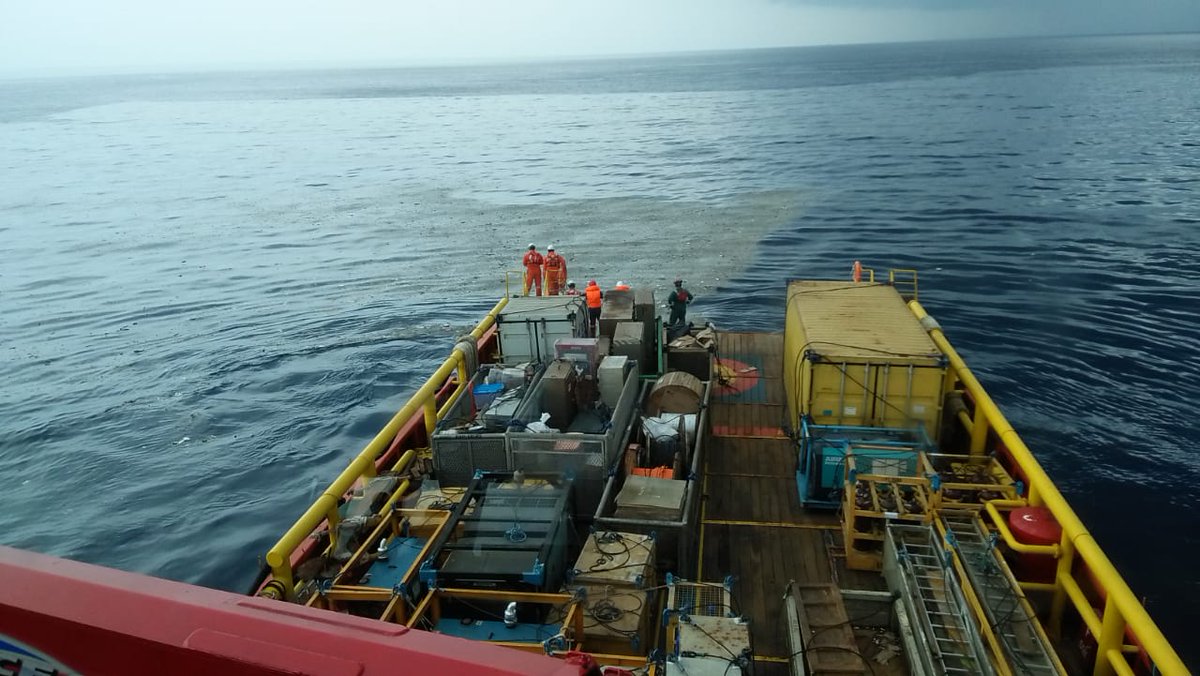 Rescue team members locating the debris of Lion Air flight JT610 in the sea. Photo courtesy: Twitter@/BNPB-Indonesia 