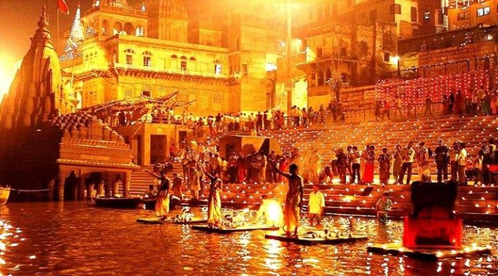 A special Ganga Aarti taking place in the evening at Varanasi. Photo courtesy: Wikimedia