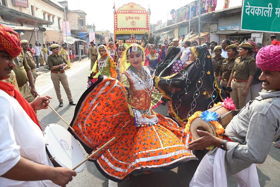 A female dancer giving her performance on the streets of Ayodhya. Photo courtesy: Facebook page of UP Tourism