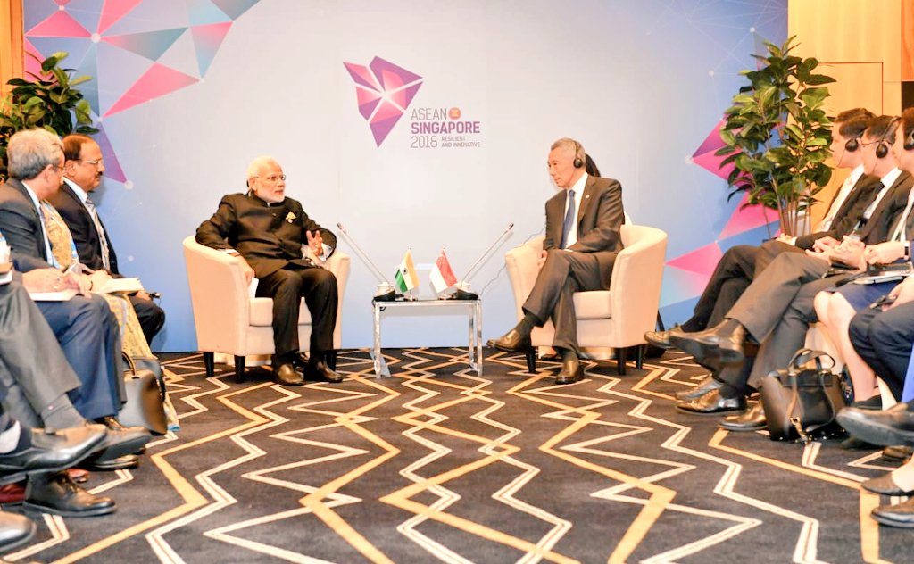 Indian delegation led by Prime Minister Narendra Modi meeting Singaporean delegation led by PM Lee on the sidelines of East Asia Summit. Photo courtesy: Twitter@/MEAIndia 