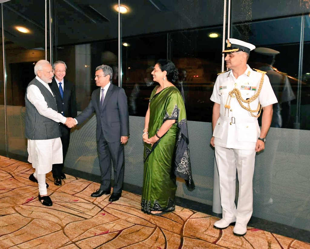 Indian Prime Minister Narendra Modi being welcomed by H.E. Jawed Ashraf, Indian High Commissioner to Singapore, on his arrival in the Lion City. Photo courtesy: Twitter@/MEAIndia 