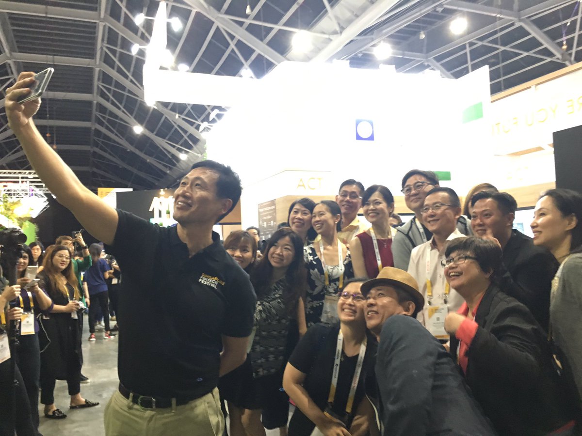 Ong Ye Kung literally became a star at the Singapore Fintech Festival. The Minister is taking a selfie along with the attendees at the Festival. Photo courtesy: Twitter/@sg_MAS