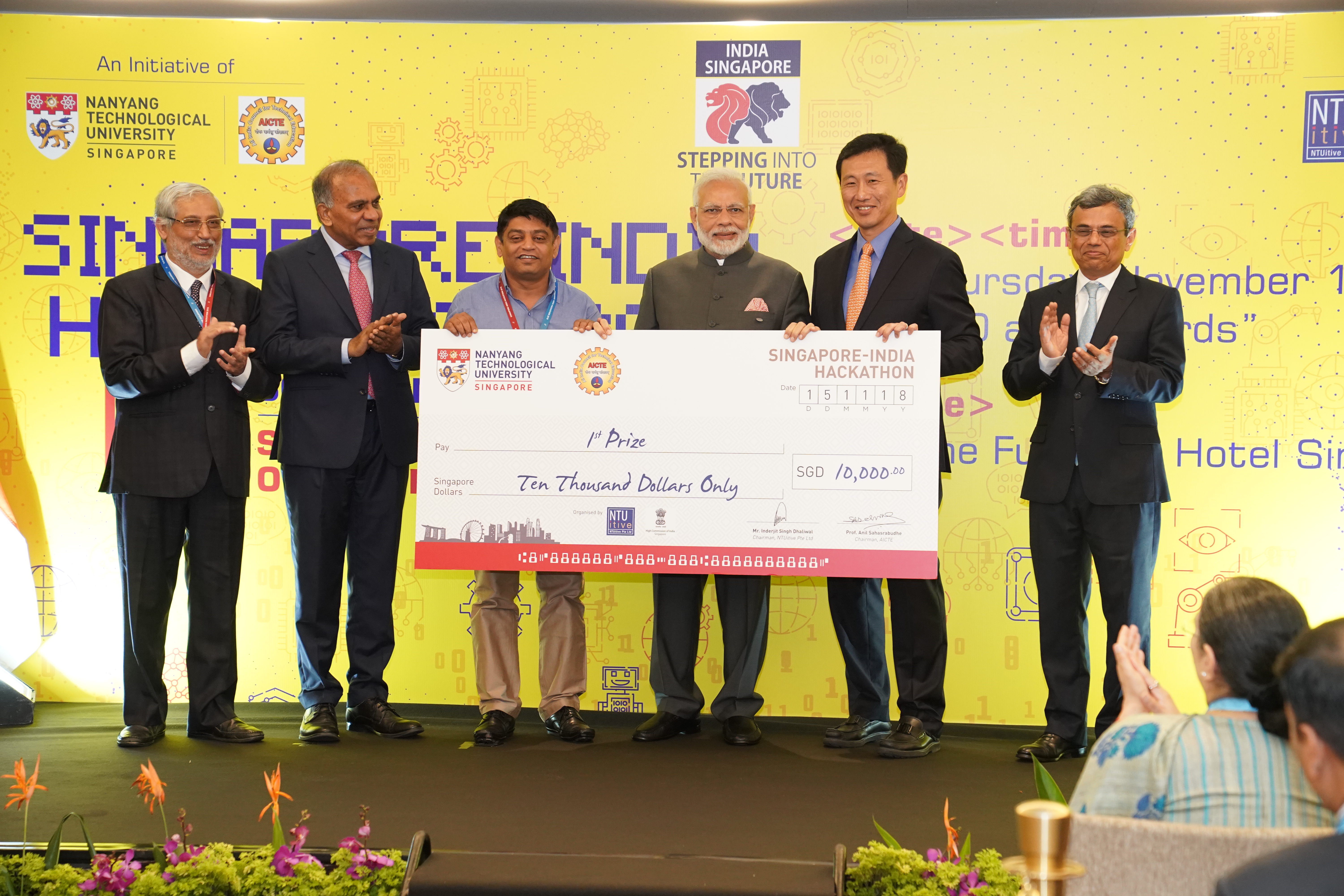 India first prize winners IIT Kharagpur Team2’s mentor Pratap Sanap, with Indian Prime Minister Narendra Modi and Singapore’s Education Minister Ong Ye Kung, (far left) AICTE chairman Prof Anil Sahasrabudhe, NTU President Prof Subra Suresh, and (far right) High Commissioner of India to Singapore Jawed Ashraf. Photo courtesy: NTU