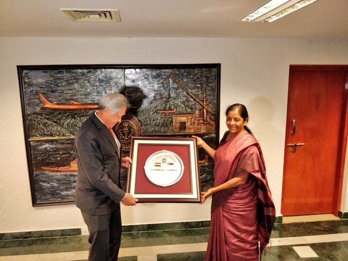 Dr Ng and Ms Sitharaman witnessing the exchange of the renewed Army Bilateral Agreement between Singapore's Commander 2nd People’s Defence Force/Island Defence Task Force, Brigadier-General Dinesh Vasu Dash (right) and India's Chief of Staff, Army Southern Command, Lieutenant General Manoj Pande (left). Photo courtesy: Mindef
