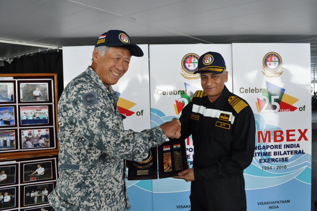 Defence Minister of the Republic of Singapore Dr Ng Eng Hen with Indian Navy chief Admiral Sunil Lanba (Photo courtesy, Ng Eng Hen, Twitter