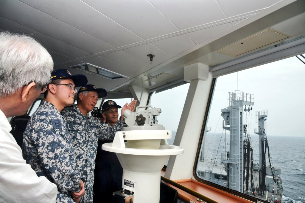 Officers apprising Defence Minister of the Republic of Singapore Ng Eng Hen with interoperability of the two navies in action at sea during 25th Edition of Singapore India Maritime Bilateral Exercise SIMBEX2018 in the Bay of Bengal (Photo courtesy: Indian Ministry of Defence