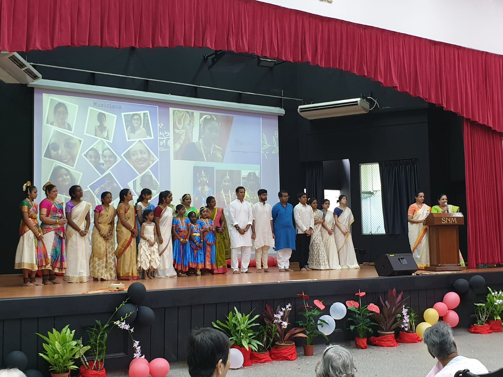 Soundara Nayaki Vairavan and Swarna Kalyan with the participants at Sree Narayana Mission,  Singapore. Photo courtesy: Soundara Nayaki Vairavan 