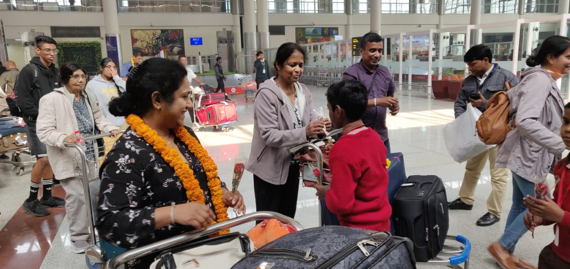 Local school children welcome the arriving Indian diaspora to Varanasi at Lal Bahadur Shastri International Airport for a three day long PBD conclave. Photo courtesy, PBD Convention.