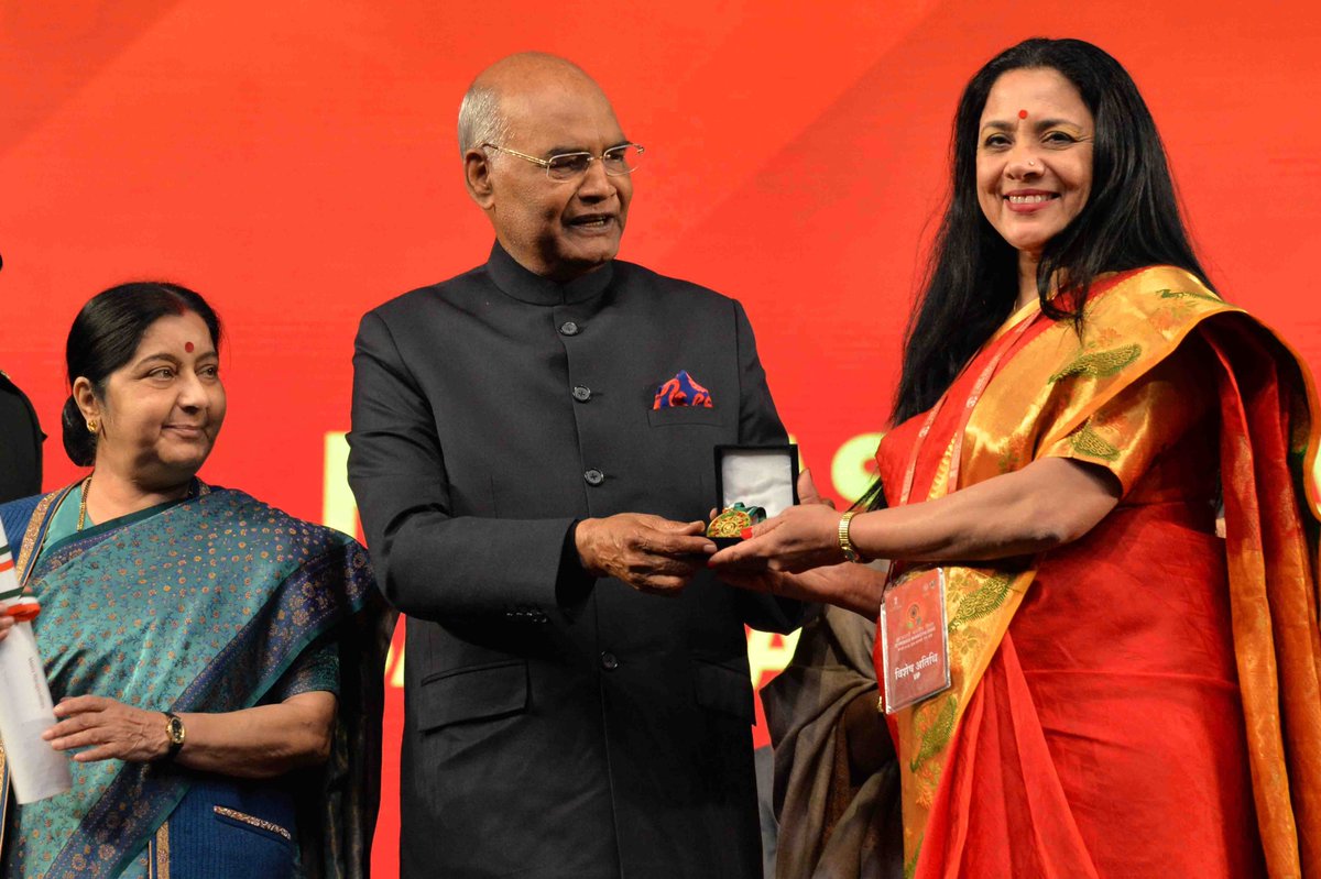 President of India Ram Nath Kovind (centre) presenting the Pravasi Bharatiya Sammelan Award to a chosen winner as EAM sushma Swaraj (left) looks on during the final day of the convention at Varanasi today. Photo courtesy: Rashtrapati Bhavan