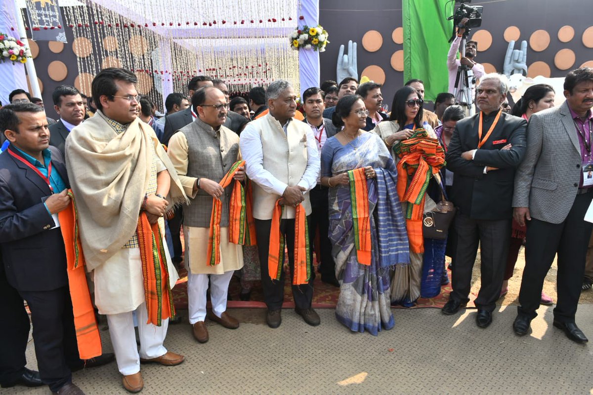 VK Singh, Indian Minister of State for External Affairs, Siddharta Nath Singh, Health Minister of Uttar Pradesh and Rita Bahuguna Joshi, Tourism Minister of Uttar Pradesh and others holding angvastram to welcome PBD delegates at Kumbh Mela. Photo: Connected to India