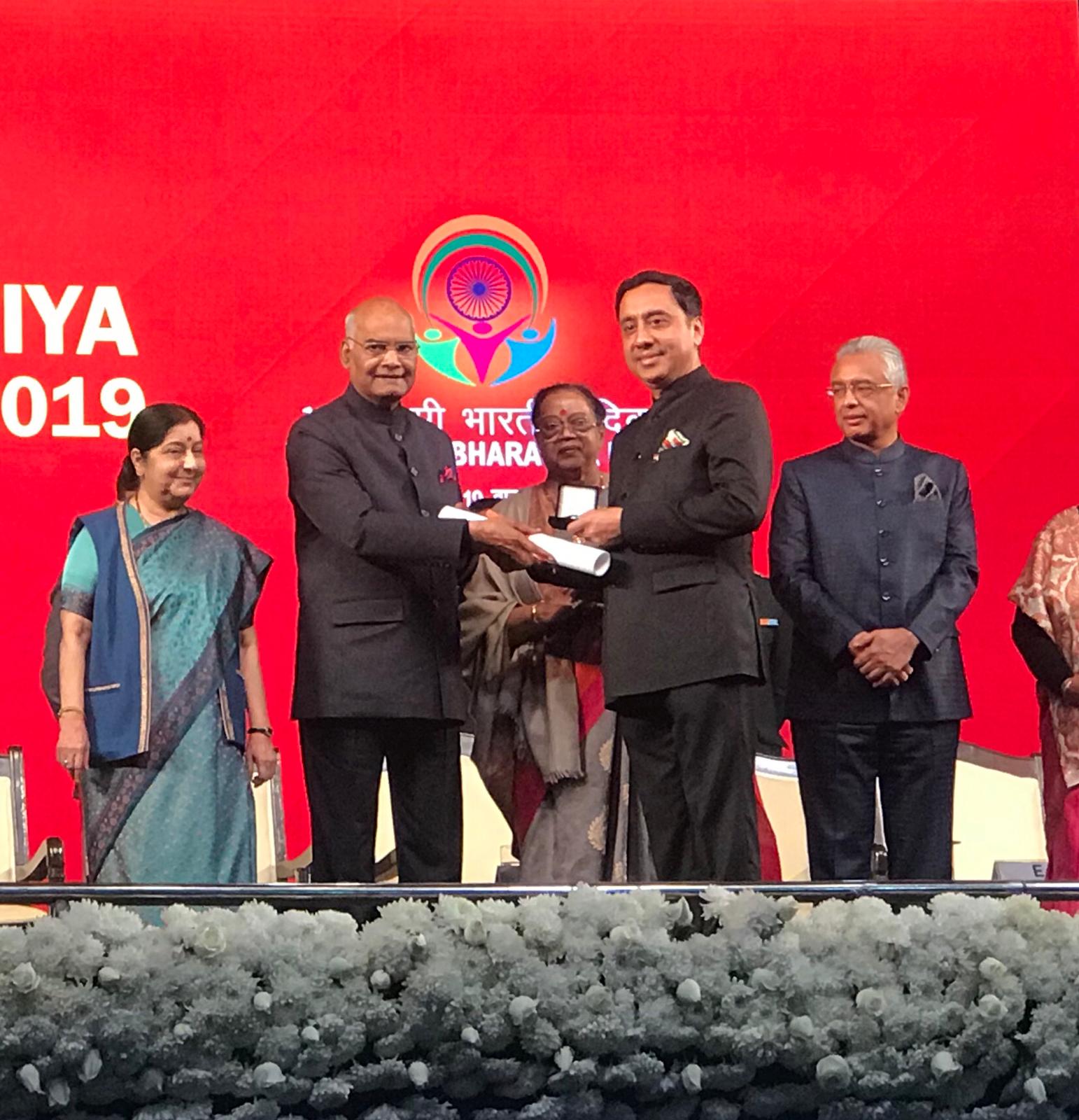 Indian President Ram Nath Kovind giving the highest Indian diaspora award-Pravasi Bhartiya Samman to New Zealand’s businessman Bhav Dhillon on January 23 at Pravasi Bhartiya Diwas organised at Varanasi. Photo courtesy: Consulate of India, Auckland 
