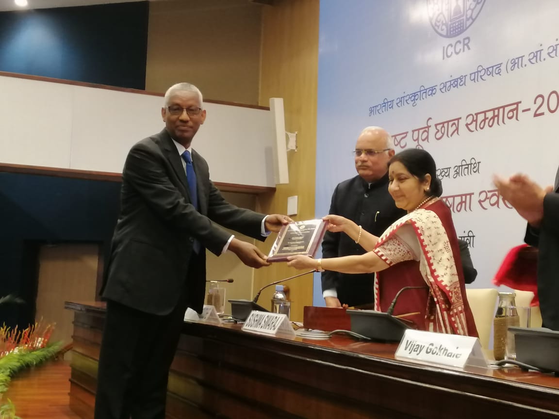 Dr. Kaba Urgessa Dinssa from Ethiopia being confered the ICCR Distinguished Alumni Award by External Affairs Minister Sushma Swaraj along with ICCR President Dr. Vinay Sahasrabuddhe, Foreign Secretary Vijay Gokhle and Director General Riva Ganguly Das at a ceremony in C.B. Muthamma Hall, Jawaharlal Nehru Bhavan, New Delhi. Photo courtesy: ICCR