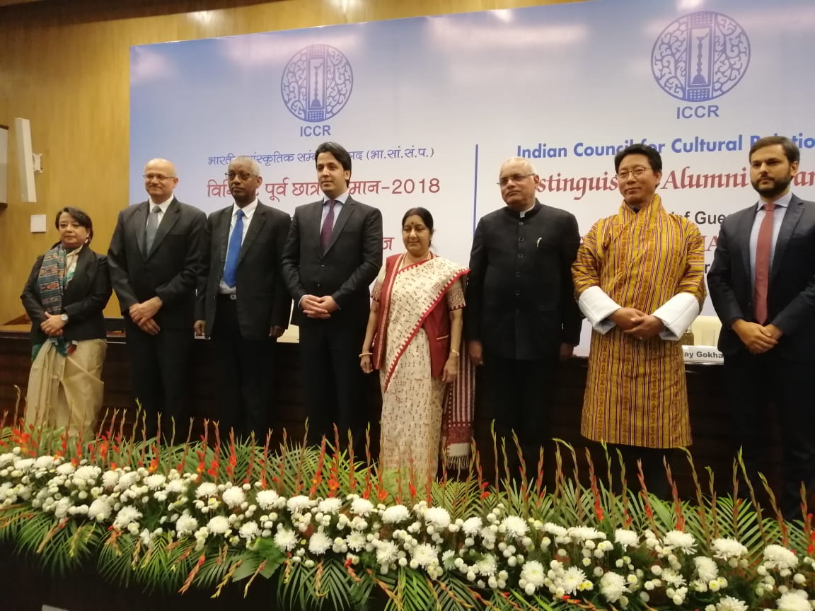 External Affairs Minister Sushma Swaraj, ICCR President Dr. Vinay Sahasrabuddhe, Foreign Secretary Vijay Gokhle and Director General Riva Ganguly Das with ICCR Distinguished Alumni awardees at the felicitation ceremony in C.B. Muthamma Hall, Jawaharlal Nehru Bhavan, New Delhi. Photo courtesy: ICCR