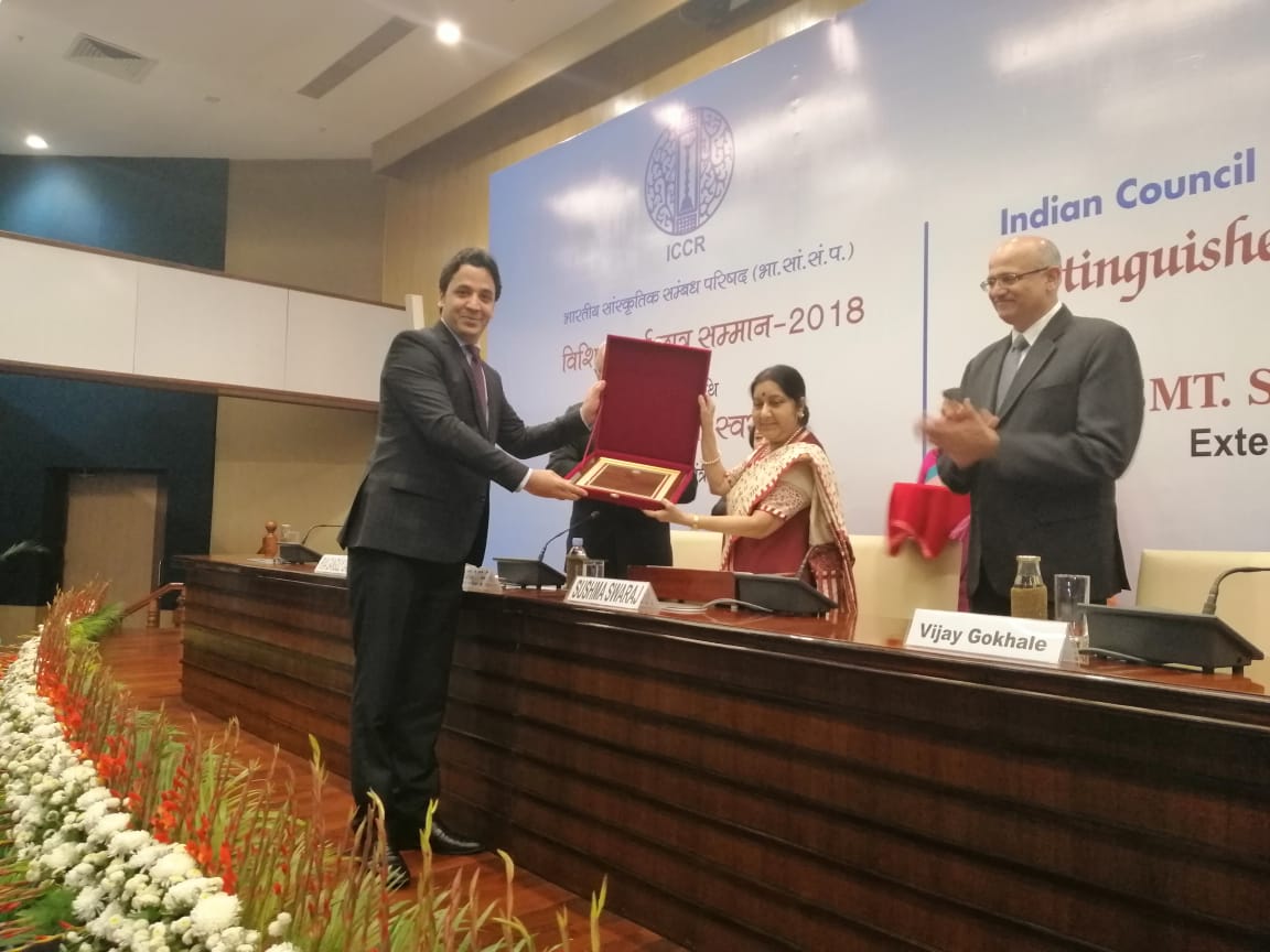 Ajmal Hameed Abdulrahimzai from Afghanistan being confered the ICCR Distinguished Alumni Award by External Affairs Minister Sushma Swaraj along with ICCR President Dr. Vinay Sahasrabuddhe, Foreign Secretary Vijay Gokhle and Director General Riva Ganguly Das at a ceremony in C.B. Muthamma Hall, Jawaharlal Nehru Bhavan, New Delhi. Photo courtesy: ICCR