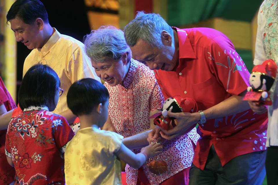 Prime Minister of Singapore Lee Hsien Loong exchanging Chinese New Year greetings with children from Sparkletots, Jurong West and Grace Orchard. PM Lee gave them a God of Fortune plush toy and a hongbao in exchange for mandarin oranges. Photo courtesy: Facebook page of PM Lee