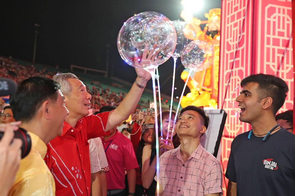 Nanyang Technological University, Singapore students Ang Wei Loong and Heetesh Alwani showing LED balloons to Prime Minister of Singapore Lee Hsien Loong. Photo courtesy: Facebook page of PM Lee