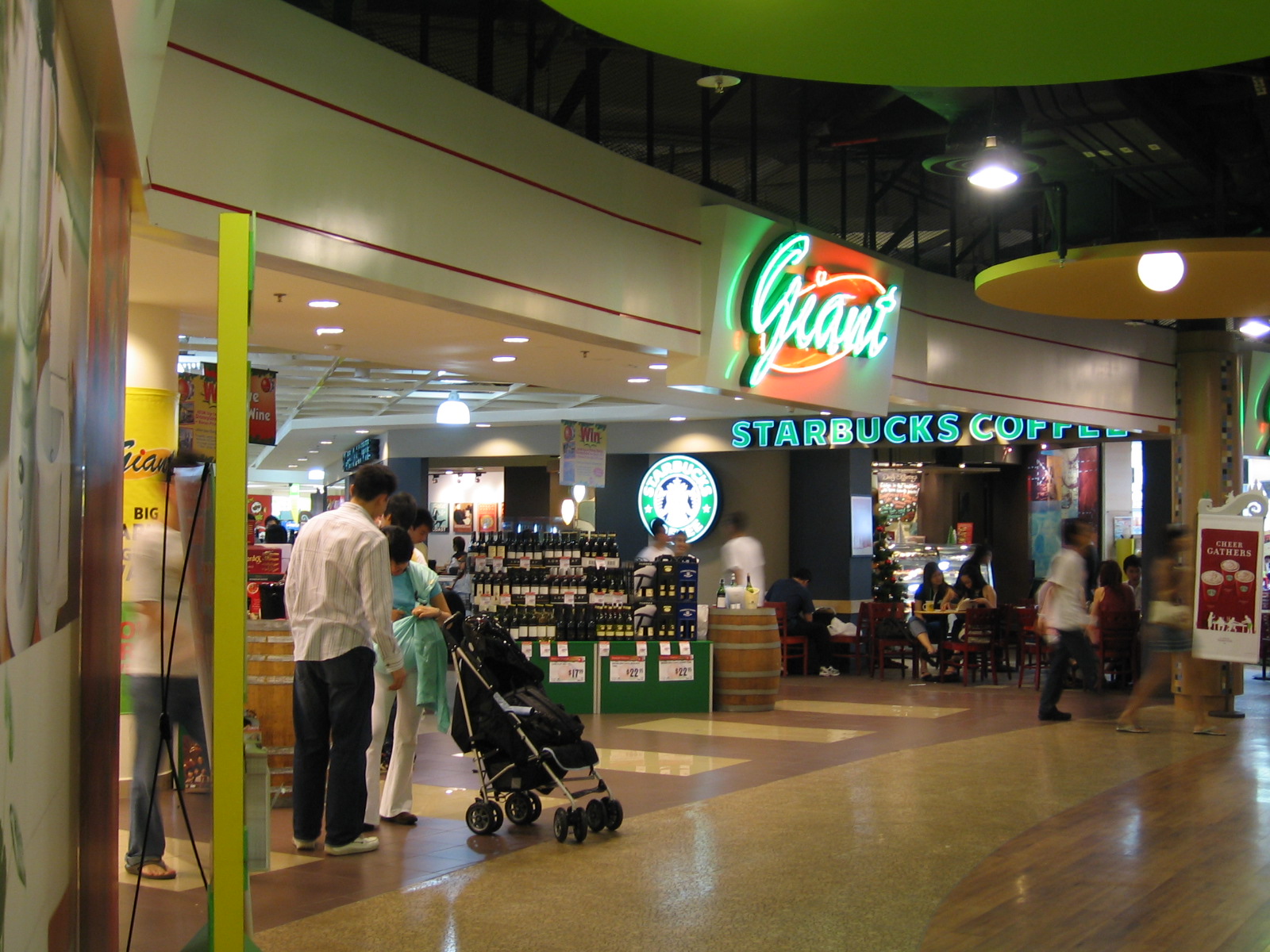People of Singapore throng Giant supermarket for making purchase of different products. Photo courtesy: Wikimedia