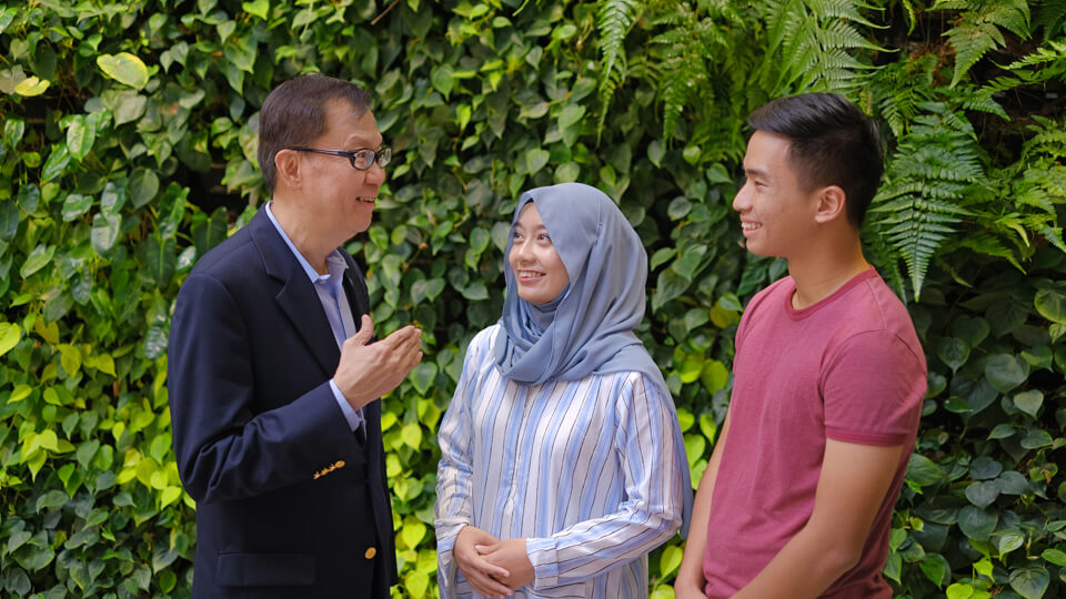 NUS Senior Deputy President and Provost Professor Ho Teck Hua (left) with NUS undergraduates Syazwani Binte Daud Dave Nonis (centre) and Felix Tan (right), who will benefit from the new Design-Your-Own-Module initiative. Photo courtesy: NUS
