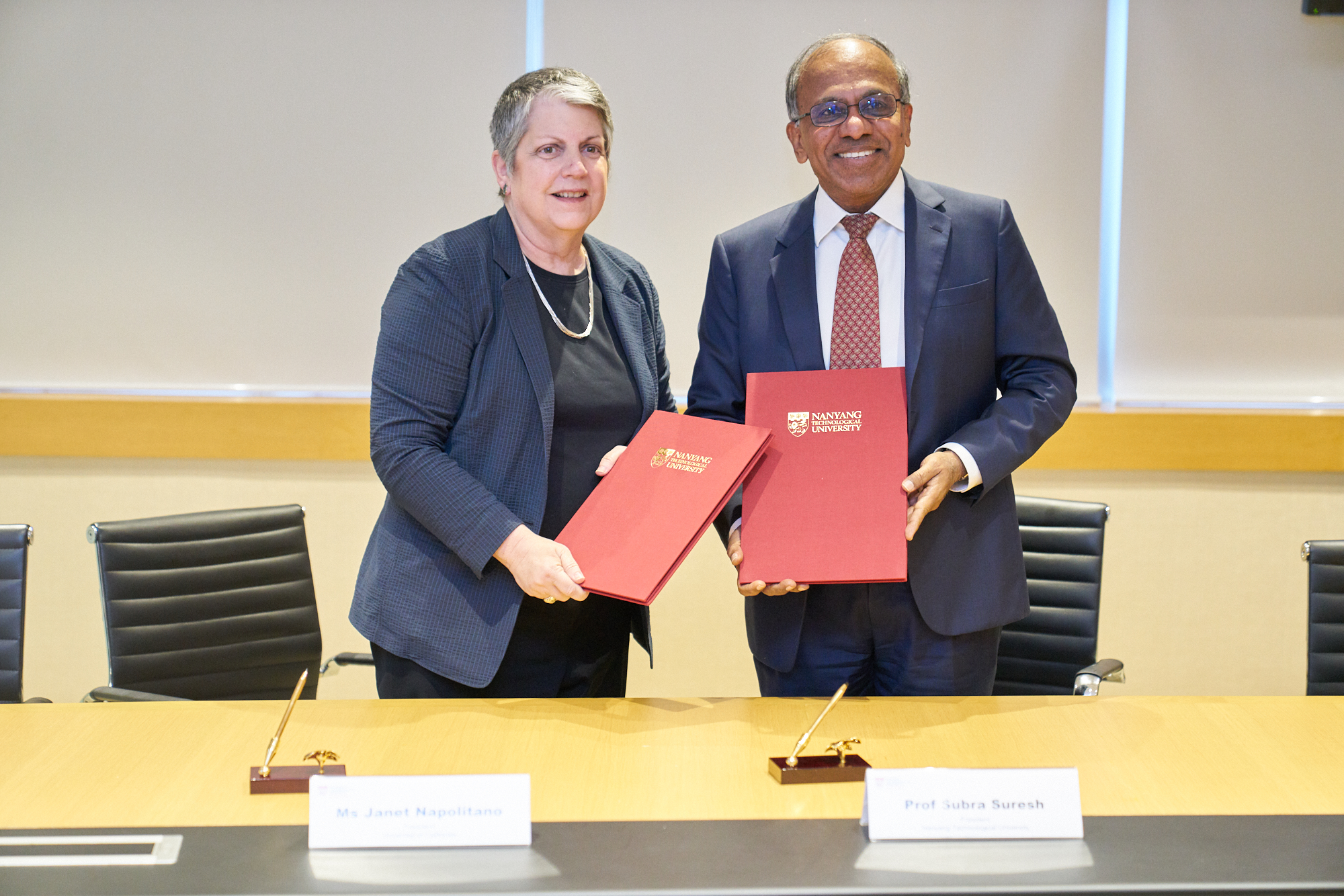 University of California president Janet Napolitano (left) and NTU Singapore president Professor Subra Suresh signed the memorandum of understanding on behalf of their respective institutions. Photo courtesy: NTU