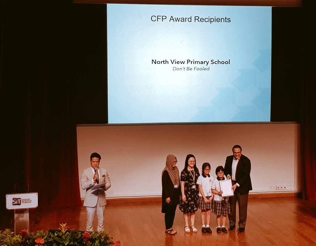   S Iswaran, Minister for Communications and Information of Singapore presenting Certificates of Award to projects supported by the Better Internet x Youth Call-for-Proposals initiative. They offer solutions to issues such as internet safety and online falsehood. Photo courtesy: Twitter@MediaLiteracyCouncil