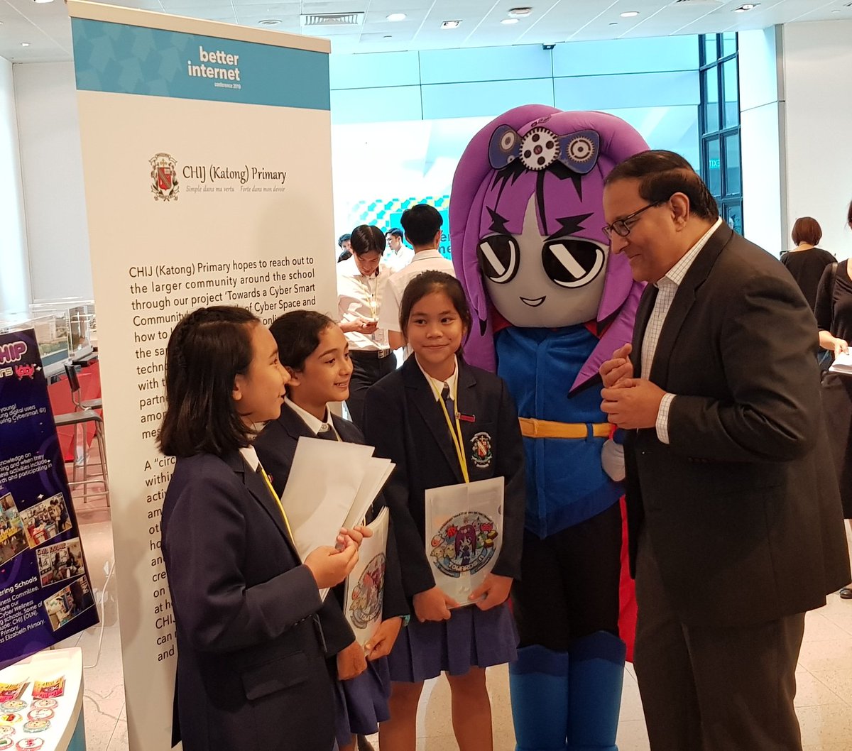    S Iswaran, Minister for Communications and Information of Singapore interacting with children at the exhibition during inaugural 'Better Internet Conference' . Photo coourtesy: Twitter@MediaLiteracyCouncil