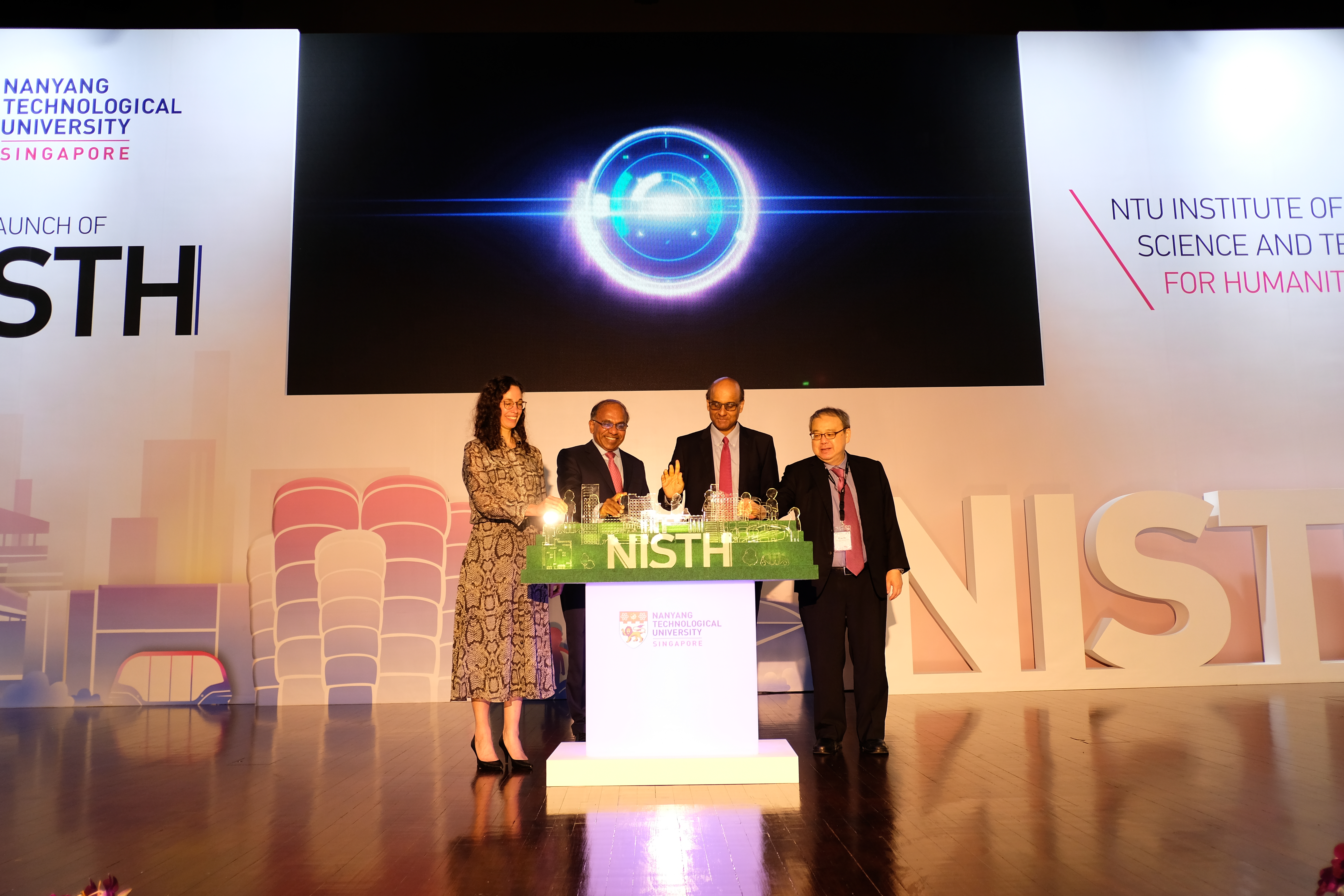  (From left) NISTH founding director Professor Vanessa Evers, Deputy Prime Minister Tharman Shanmugaratnam, NTU President Professor Subra Suresh, and Peter Ho, Chair of NISTH’s International Advisory Board, celebrated the launch of the NTU Institute of Science and Technology for Humanity (NISTH). Photo courtesy: NTU  