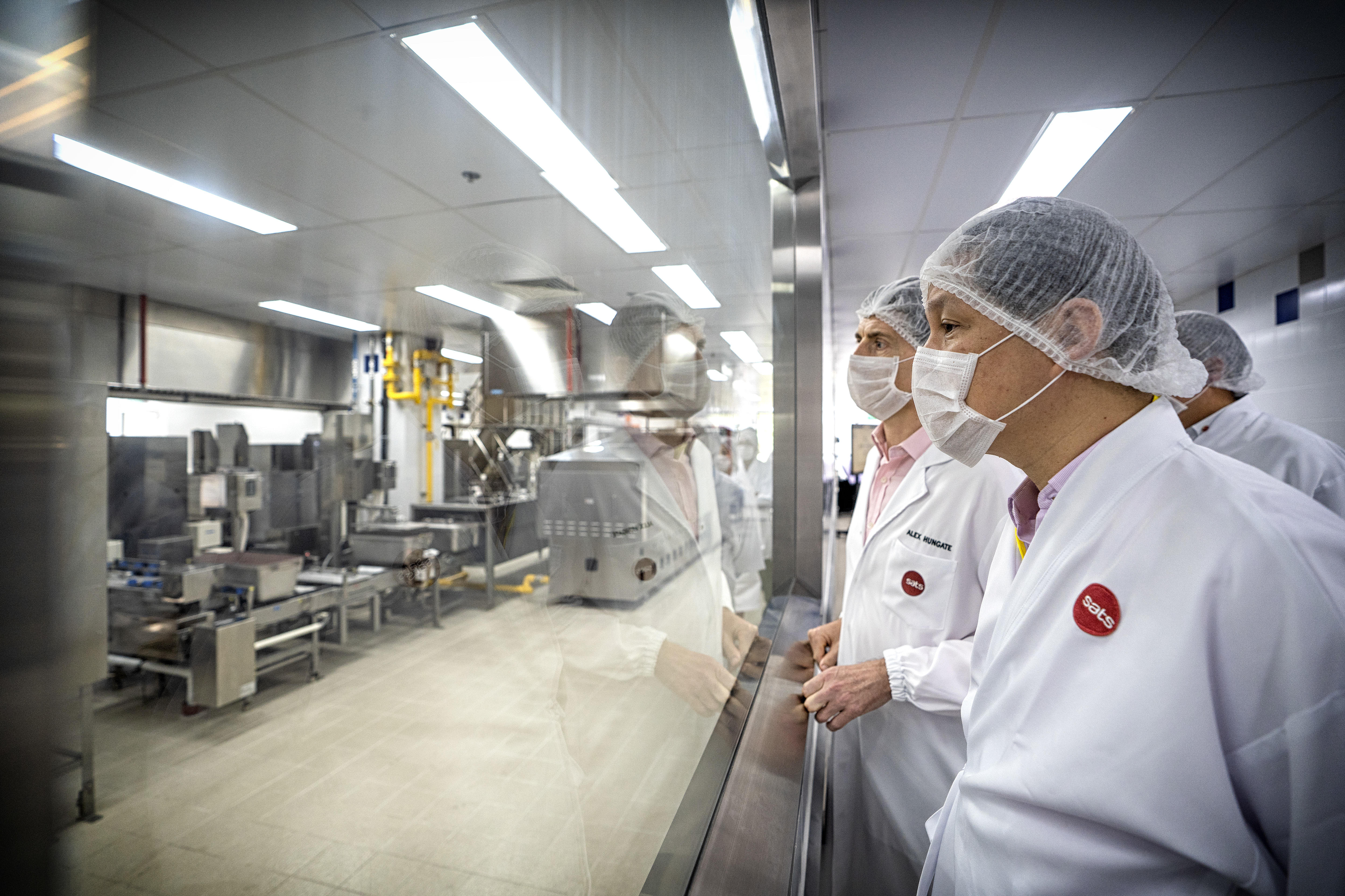  Chan Chun Sing, Minister for Trade and Industry of Singapore looks at one of the machines at the new facility. Photo courtesy: Linkedin page of SATS 