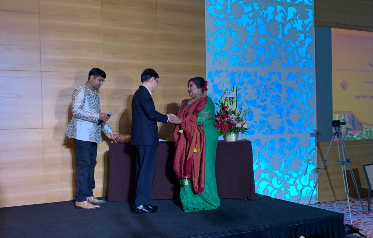    Finance Minister of Singapore Heng Swee Keat congratulating Indra R L Iswaran for writing the book which contains more than 300 food recipes and offers a peek about the contributions of Ceylon Tamils in the development of Singapore. Photo: Connected to India
