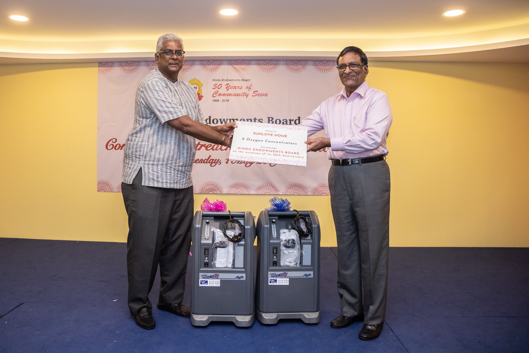 HEB Management Committee members and volunteers from Sri Mariamman Temple presented two oxygen concentrators to Sunlove Home. Photo courtesy: Hindu Endowments Board